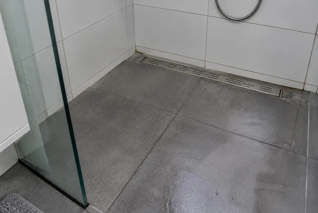Lekdetectie Westbroek – lekkende inloopdouche met natte voegen