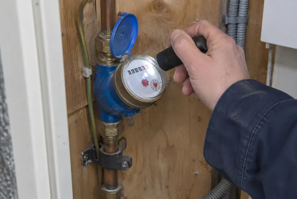 Lekdetectie Westbroek – watermeter in de meterkast controleren met een zaklamp